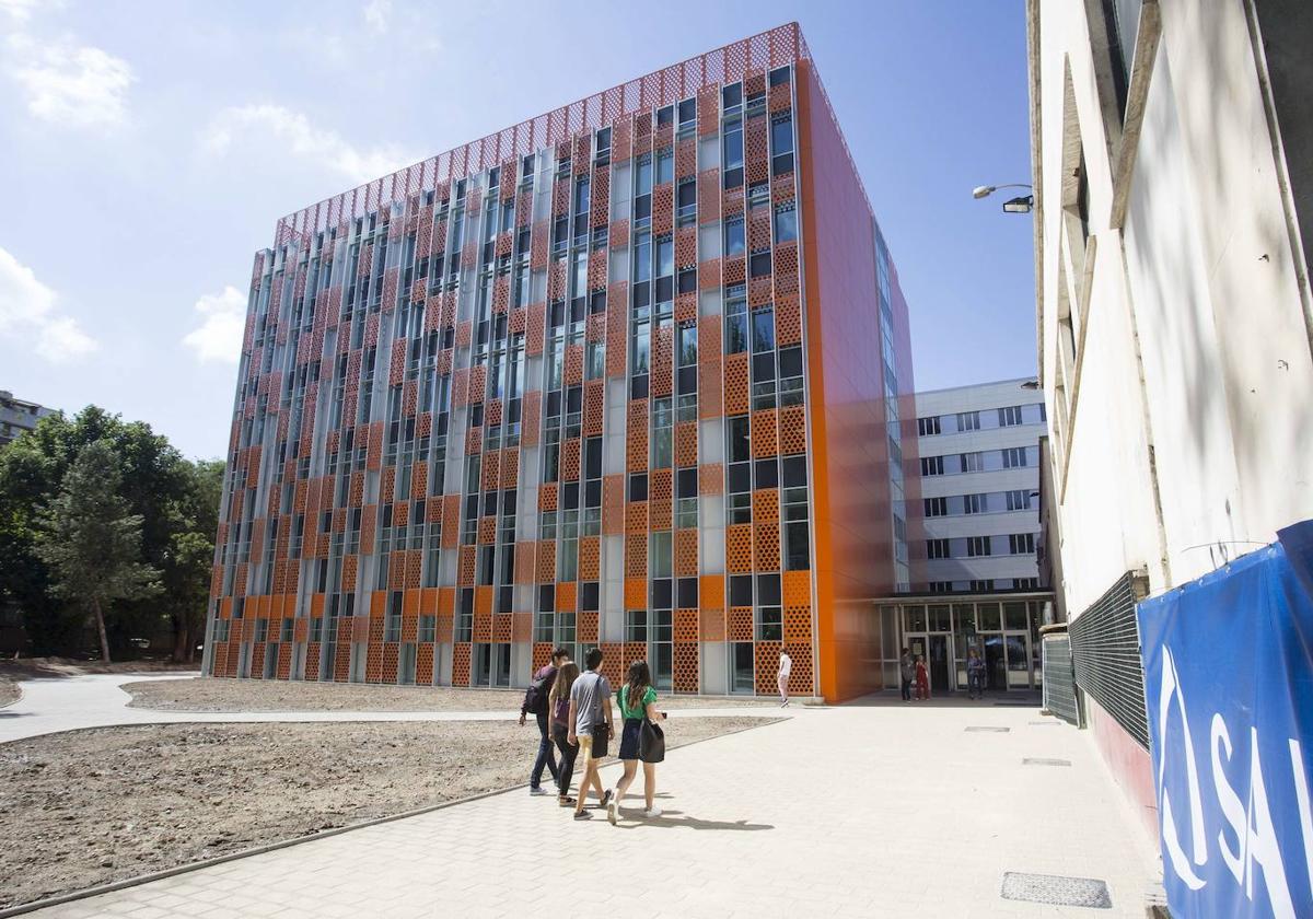 Edificio de Ciencias de la Universidad de Valladolid en el campus Miguel Delibes.