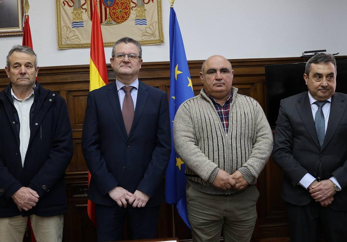 Gerardo Dueñas junto a los presidentes de las comunidades de regantes del Canal de Ines, Teófilo Andrés, y de Velilla de Alcozar (Canal Eza), Ángel Luis Pastor, y el director del Itacyl, Rafael Sáez.