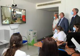 El consejero asiste a una demostración del programa en el Hospital de Segovia.