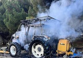 Estado en el que quedó el tractor tras el incendio.