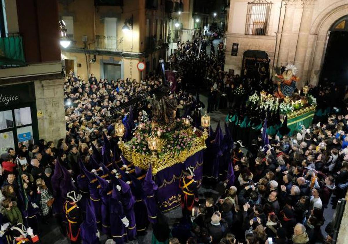 Vía Crucis Procesional del Miércoles Santo a su paso por la calle Platerías.