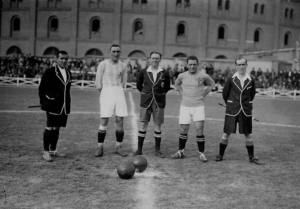 Antón, entrenador-jugador-capitán del Valladolid, posando con el trío arbitral y el capitán del Celta en un partido de la temporada 1930-31, que terminó con empate a un gol.