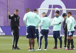 Pacheta da indicaciones a varios de sus futbolistas esta semana durante una sesión de entrenamiento del Real Valladolid en los Anexos