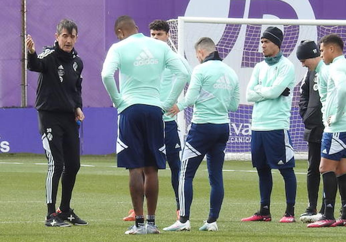 Pacheta da indicaciones a varios de sus futbolistas esta semana durante una sesión de entrenamiento del Real Valladolid en los Anexos