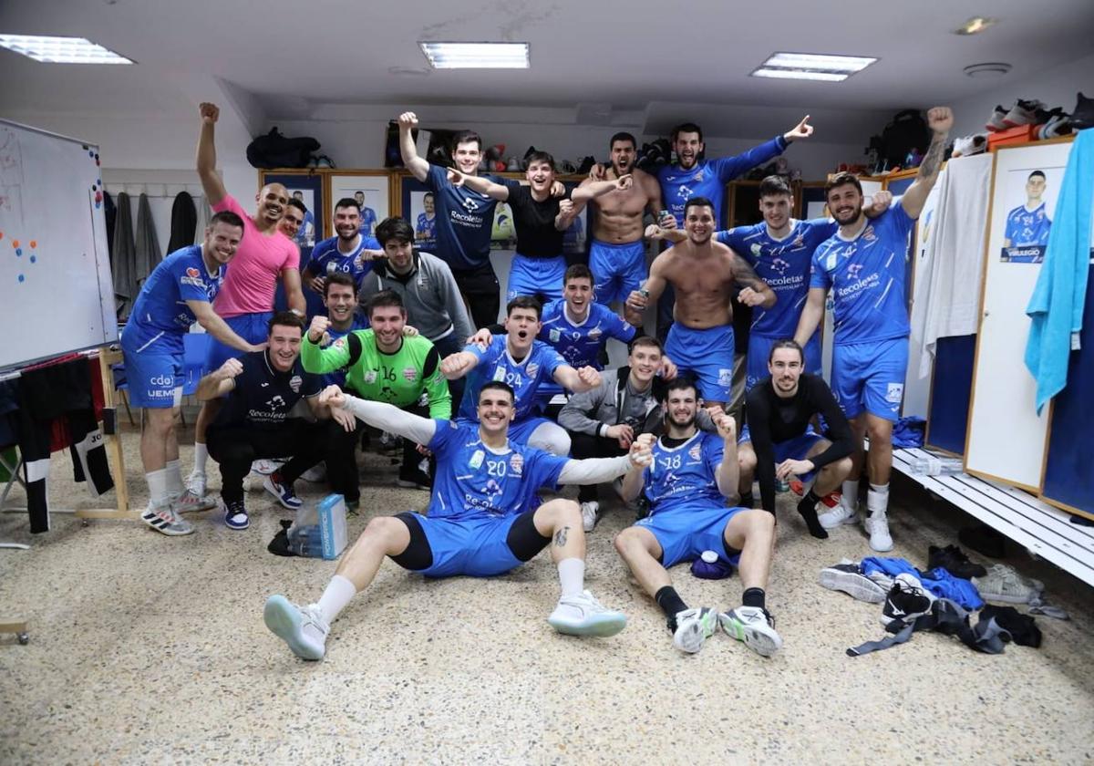 Los jugadores celebran el triunfo en el vestuario.