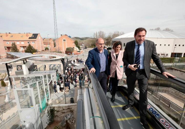 Óscar Puente baja de las escaleras mecánicas seguido del concejal de Movilidad, Luis Vélez y de Yolanda Domínguez, directora de la obra.