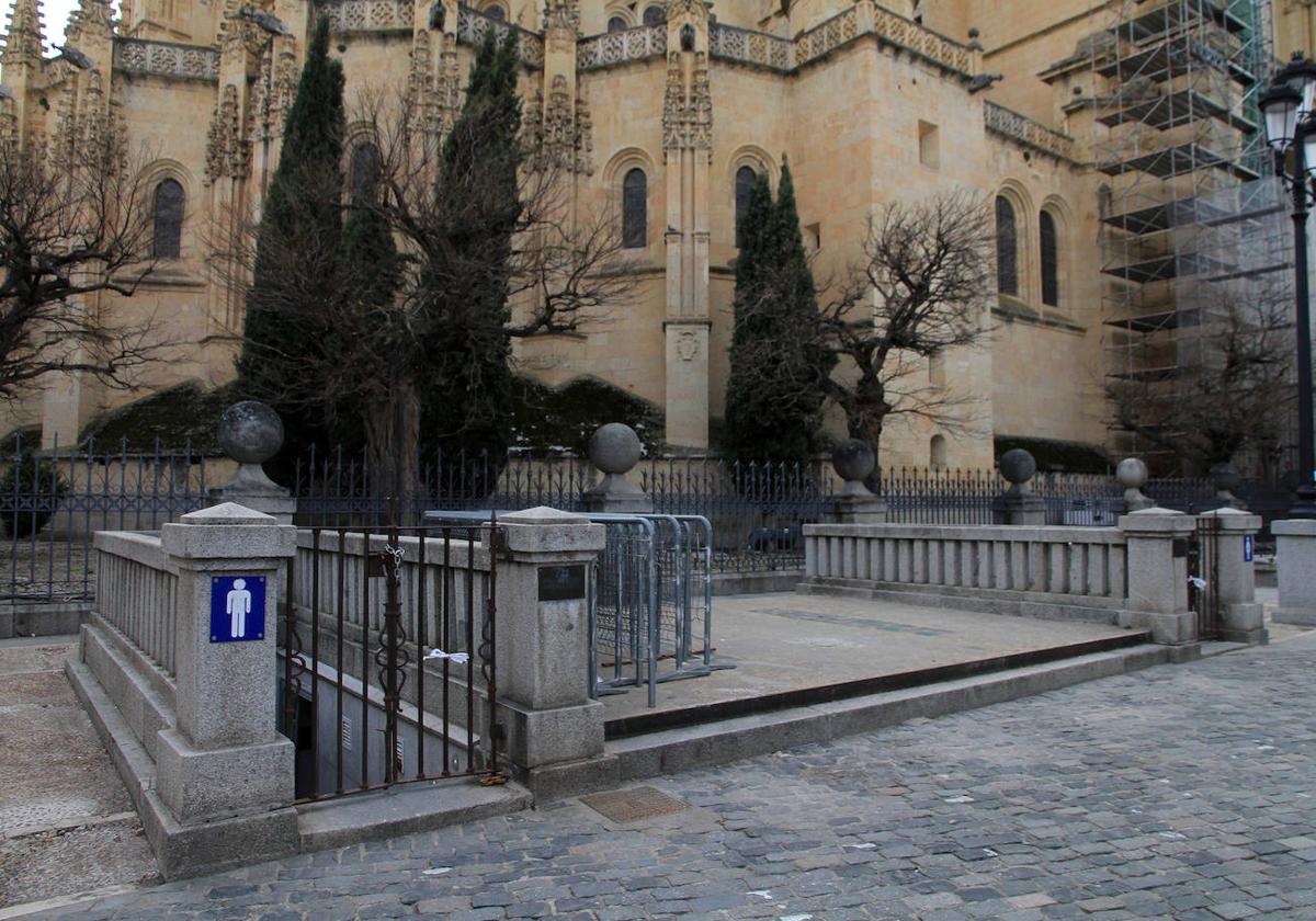 Baños públicos de la Plaza Mayor de Segovia, cerrados desde diciembre.