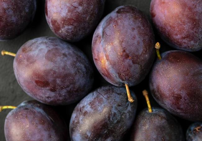 Primer plano de varias ciruelas.