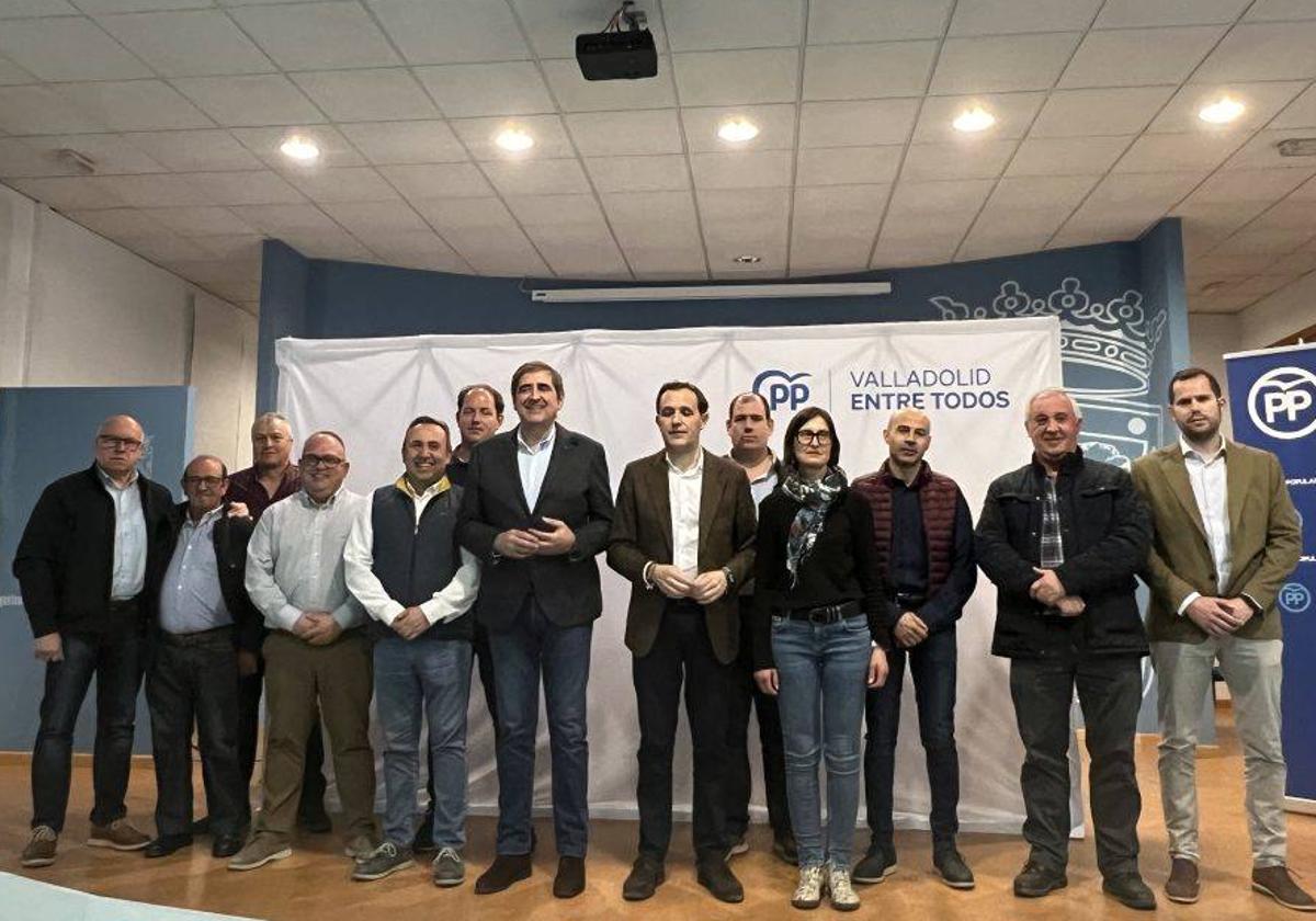 Foto de familia de los candidatos presentados en Íscar. A la izquierda del todo, Alfonso Centeno.