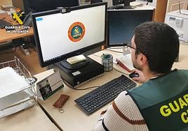 Un guardia civil de delitos informáticos.