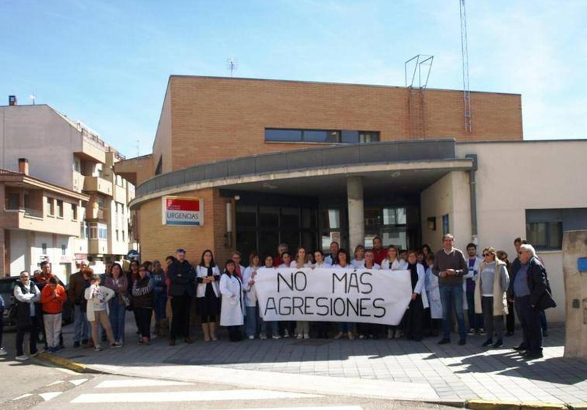 Vecinos y personal sanitario concentrados a las puertas del centro de salud, este miércoles.