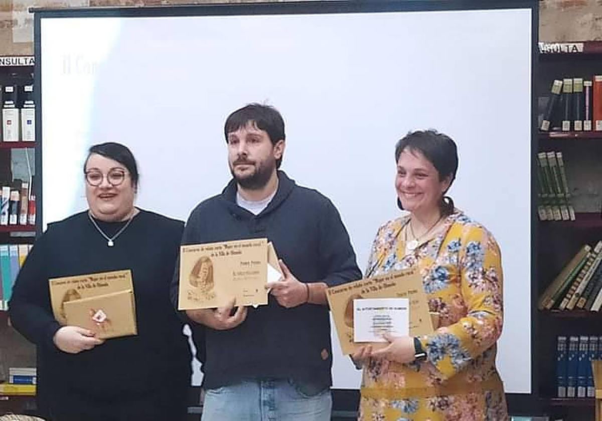 Rodrigo Bravo Olea, junto a las también galardonadas Rosana Rico Sánchez y Agustina Luna Jurado.