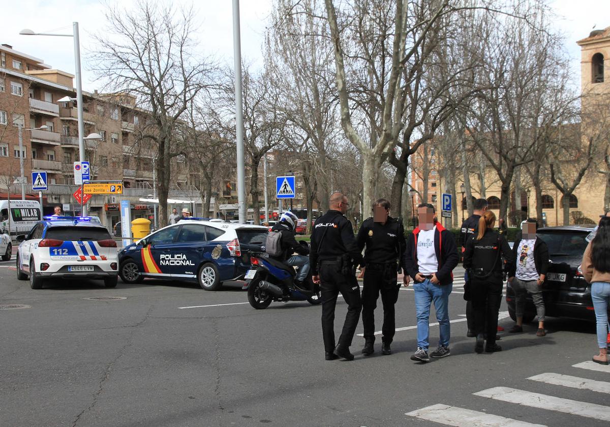 Implicados en la reyerta, junto a Policía Nacional, en la glorieta de Santo Tomás.