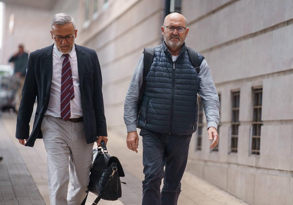 El exdiputado nacional del PSOE Juan Bernardo Fuentes (d) junto a su abogado.