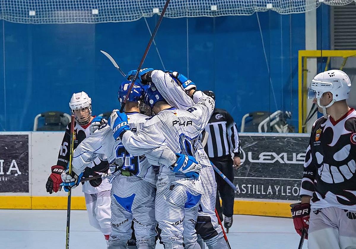 Los jugadores del Caja Rural CPLV celebran un gol.