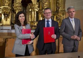 Isabel López, presidenta de Avilagro; Gerardo Dueñas, consejero de Agricultura, Ganadería y Desarrollo Rural y José Francisco Hernández, delegado territorial de la Junta en Ávila.