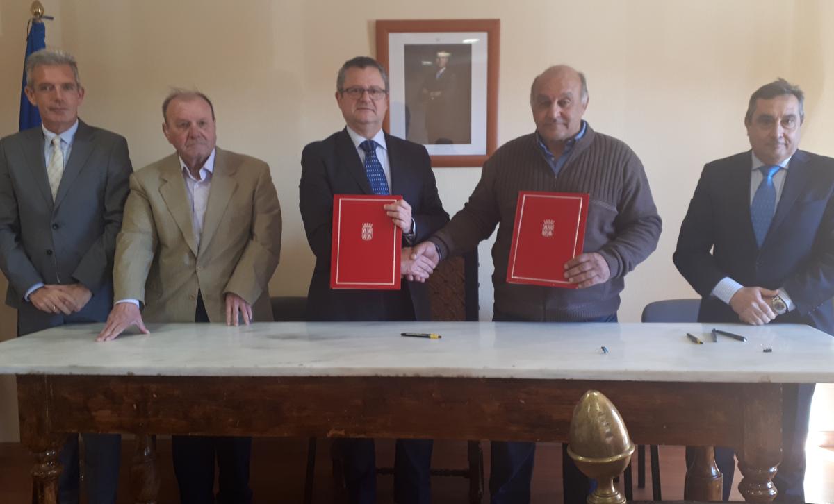 El consejero de Agricultura junto con los representantes de los regantes durante la firma del convenio.