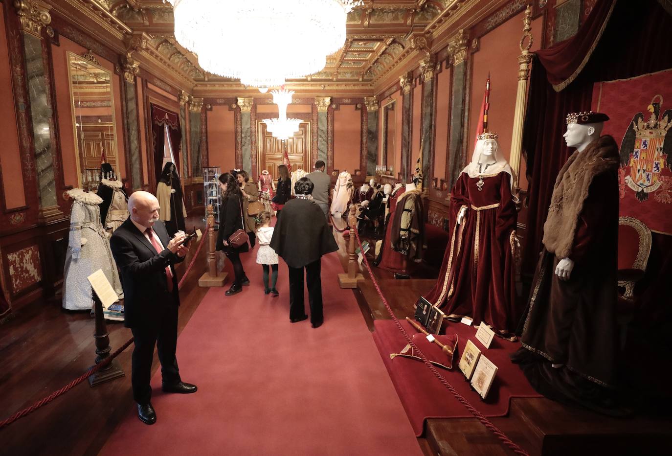 La exposición &#039;Vestir a la española&#039;, en imágenes