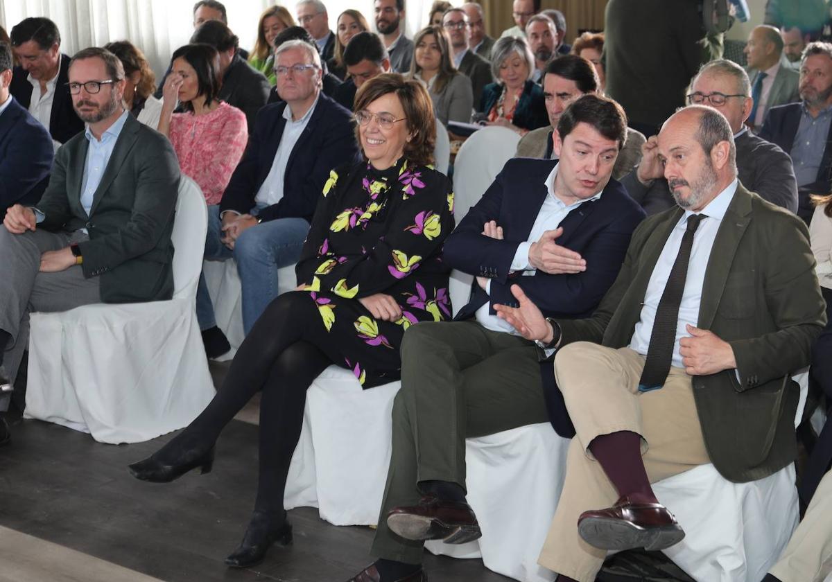 El presidente del PP, Alfonso Fernández Mañueco, entre la presidenta del PP en Palencia, Ángeles Armisén, y el vicesecretario Nacional de Coordinación Autonómica y Local, Pedro Rollán, este viernes en Palencia.