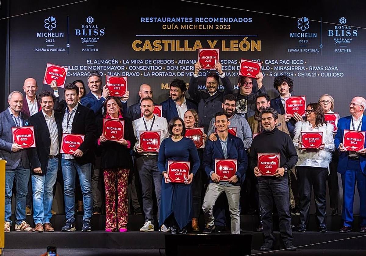 Organizadores y premiados posan con las placas.