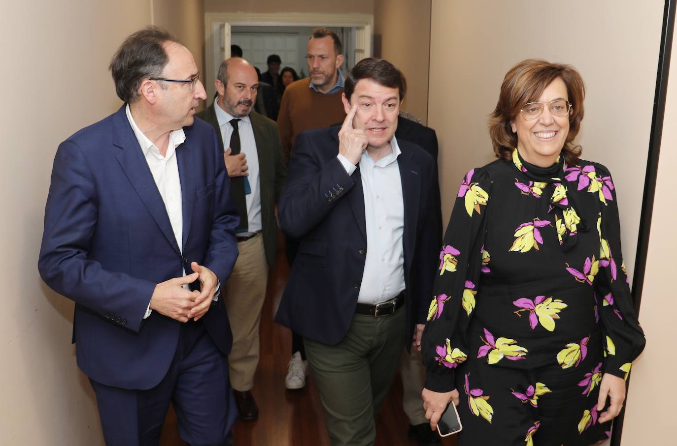 Alfonso Fernández Mañueco, acompañado de Alfonso Polanco, Pedro Rollán y Ángeles Armisén, a su llegada a la interparlamentaria del PP.