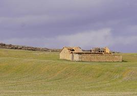 Una casa abandonada en medio de una pradera de Castilla y León.