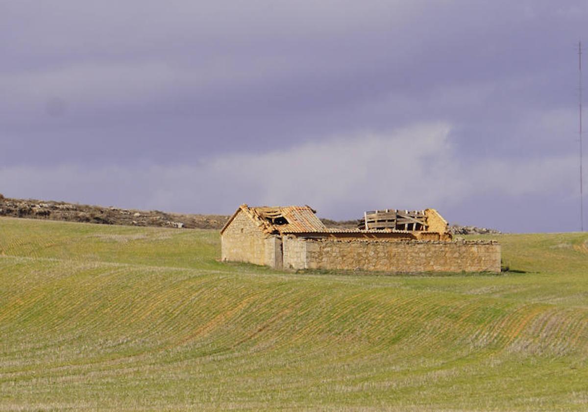 Una casa abandonada en medio de una pradera de Castilla y León.