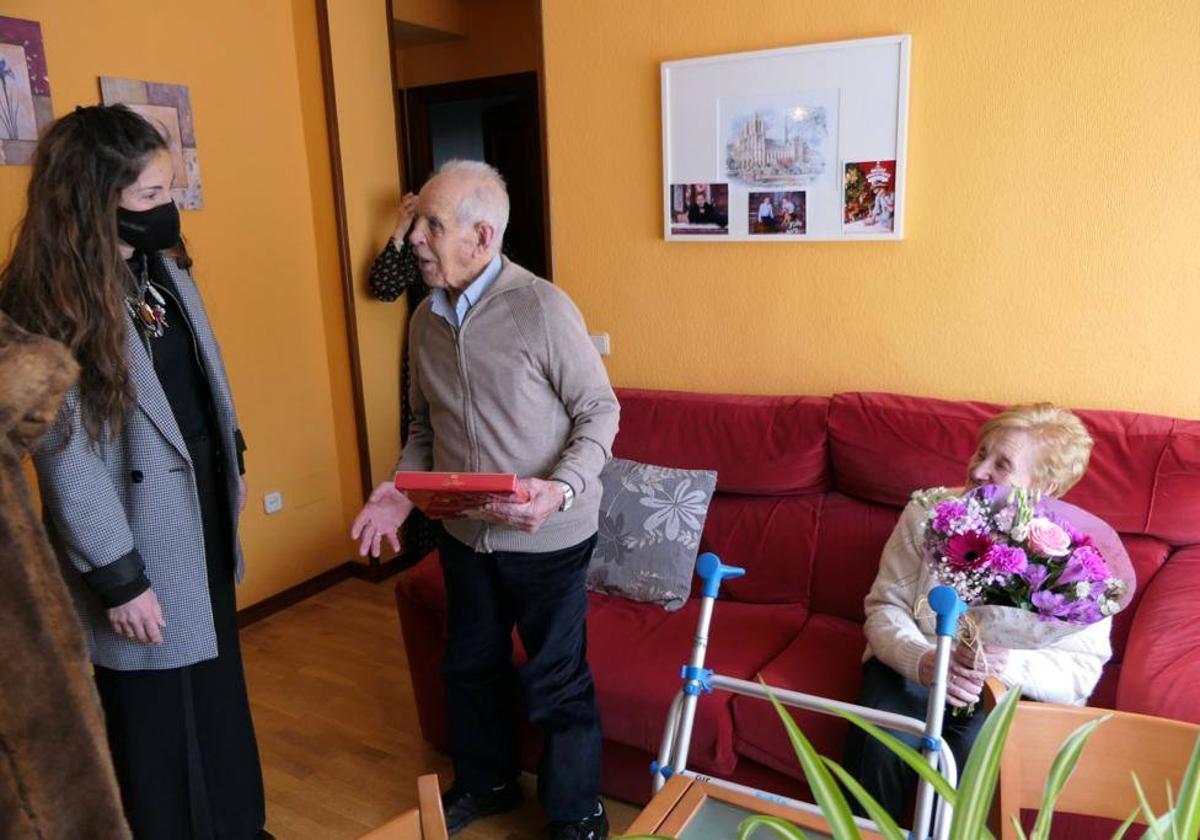 Lucila y Vitorino, en su casa, reciben la visita de la concejal Raquel Martín.