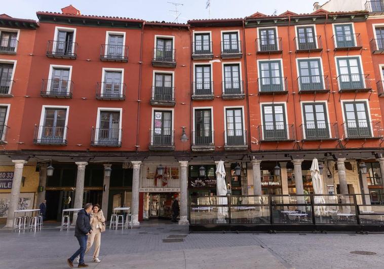 Dos personas pasean junto al edificio ubicado en el número 6 de la calle Ferrari, en el que pronto se iniciarán las obras de nueve apartamentos turísticos.