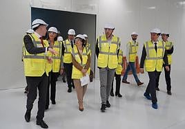 La ministra de Industria, Reyes Maroto, y el alcalde de Valladolid, Óscar Puente, en su visita a Inobat en Eslovaquia.