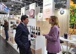 Carlos Fernández Carriedo visita el stand de la Junta de Castilla y León en la feria ProWein.