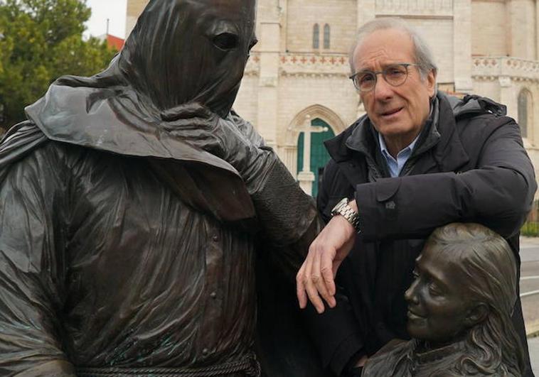 Paco Cantalapiedra posa en el Monumento al Cofrade de Valladolid.