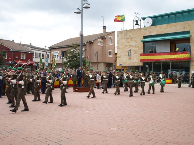 Homenaje a la bandera nacional en Pedrajas de San Esteban