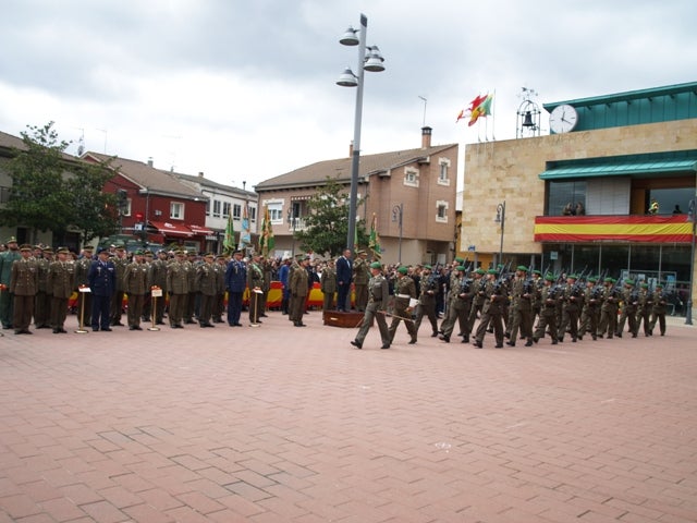 Homenaje a la bandera nacional en Pedrajas de San Esteban