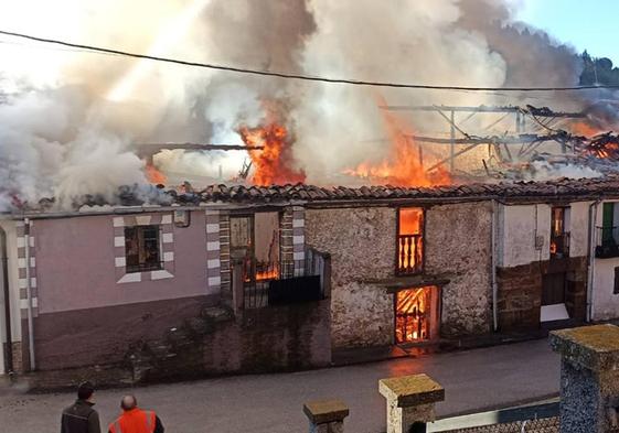 Incendio de varias viviendas en Cabrejas del Pinar (Soria).