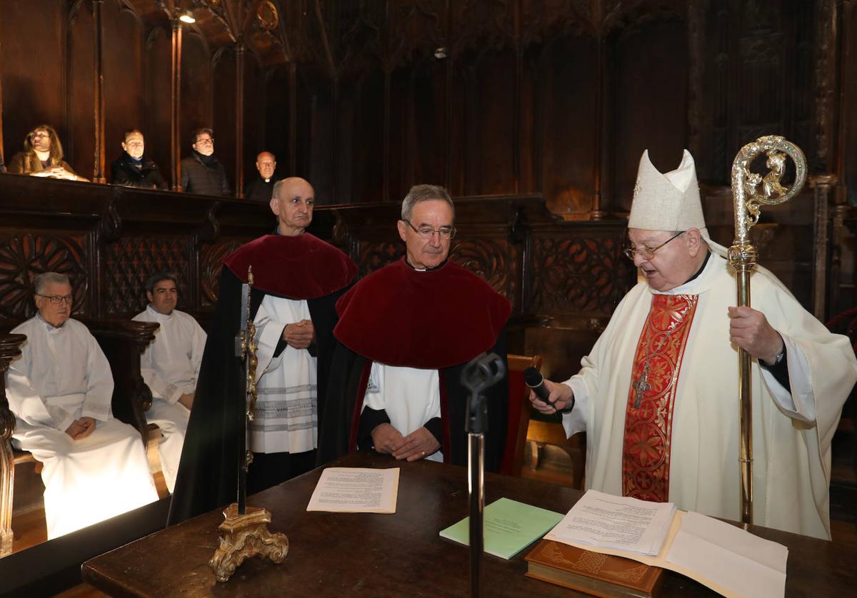 El obispo de Palencia con el micrófono junto al nuevo deán, Dionisio Antolín, y justo detrás, su antecesor, ayer, en la Catedral