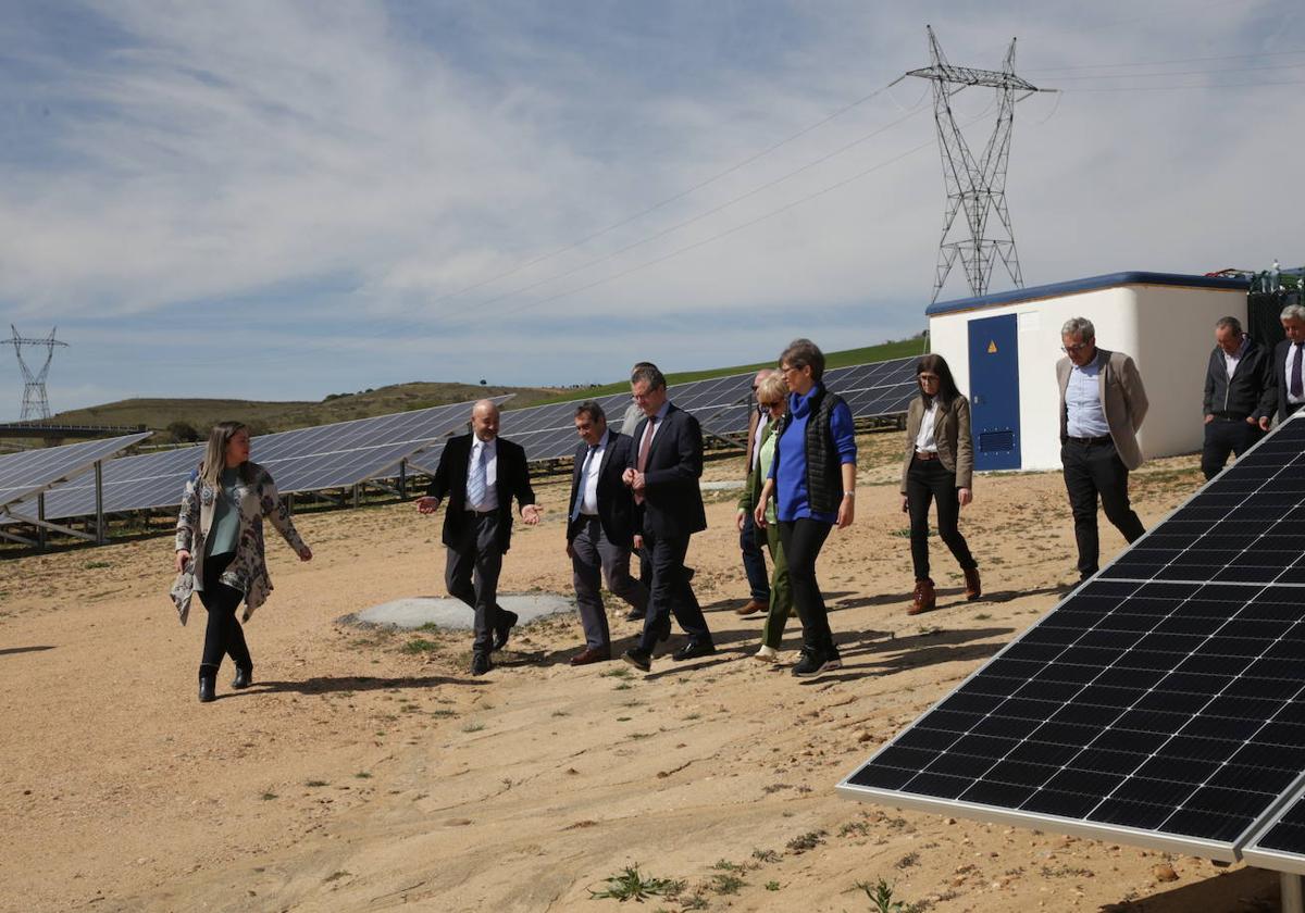 Dueñas durante su visita a la comunidad de regantes del canal Toro-Zamora.