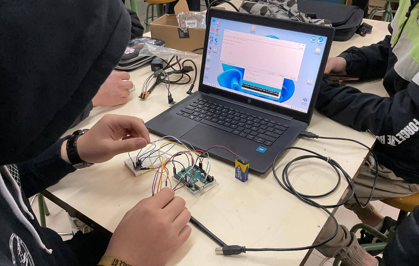 Los alumnos , en plena confección del proyecto.