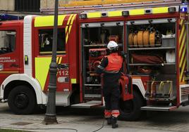 Cuatro dotaciones de bomberos extinguen un incendio en una galletera de Salamanca
