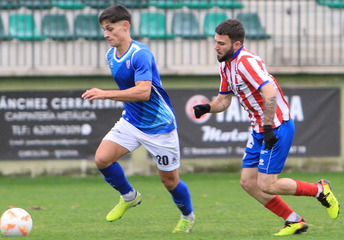 Jorge Sánchez, perseguido por un jugador del Bembibre.