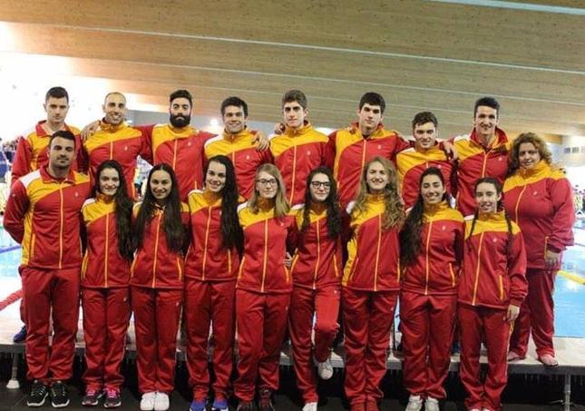 Eduardo Blasco, primero por la izquierda en la primera fila, con la selección de Castilla y León