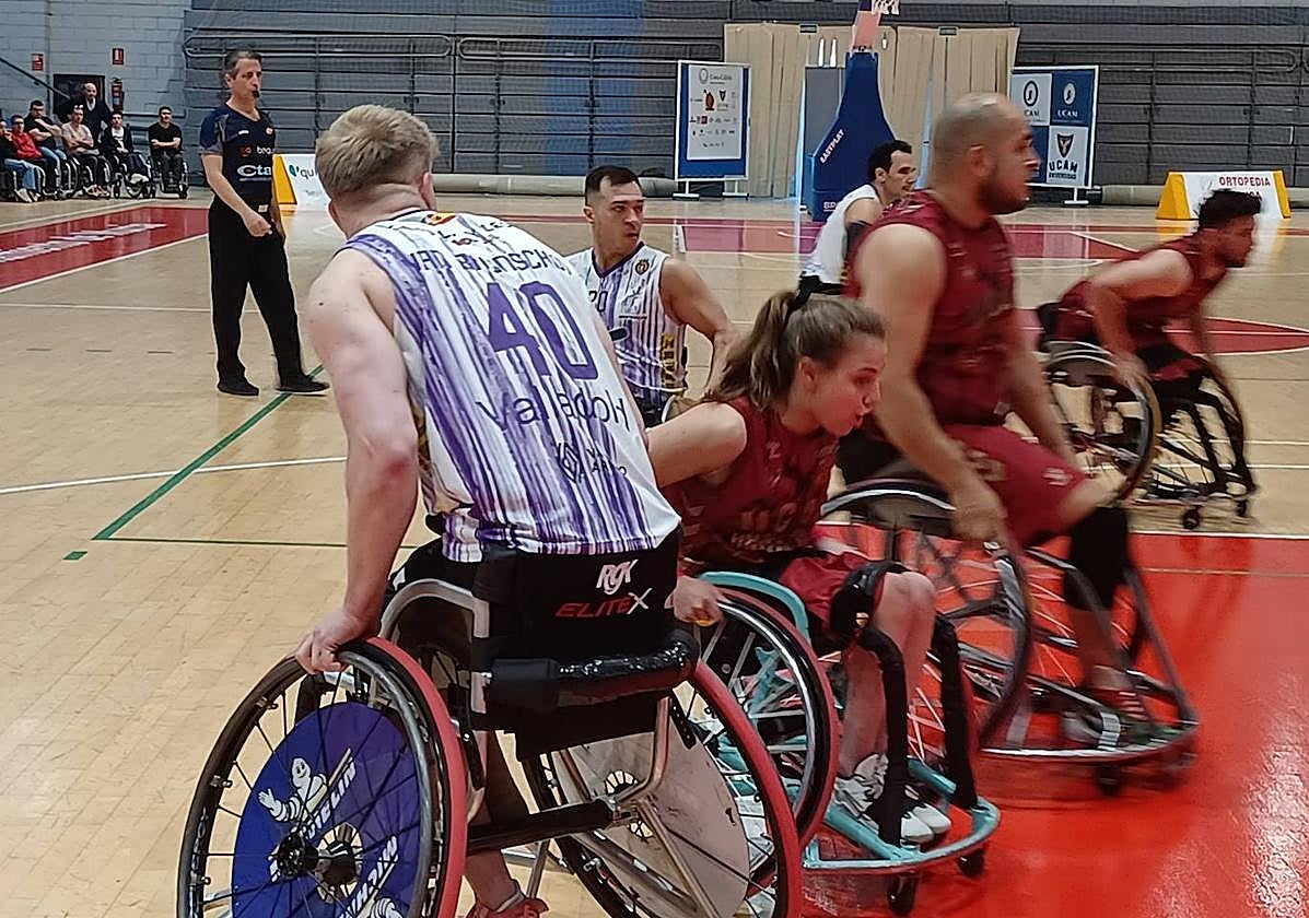 Los jugadores toman posiciones en la zona.