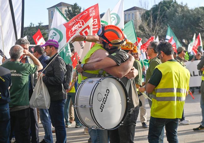 Dos trabajadores se abrazan durante la concentración.