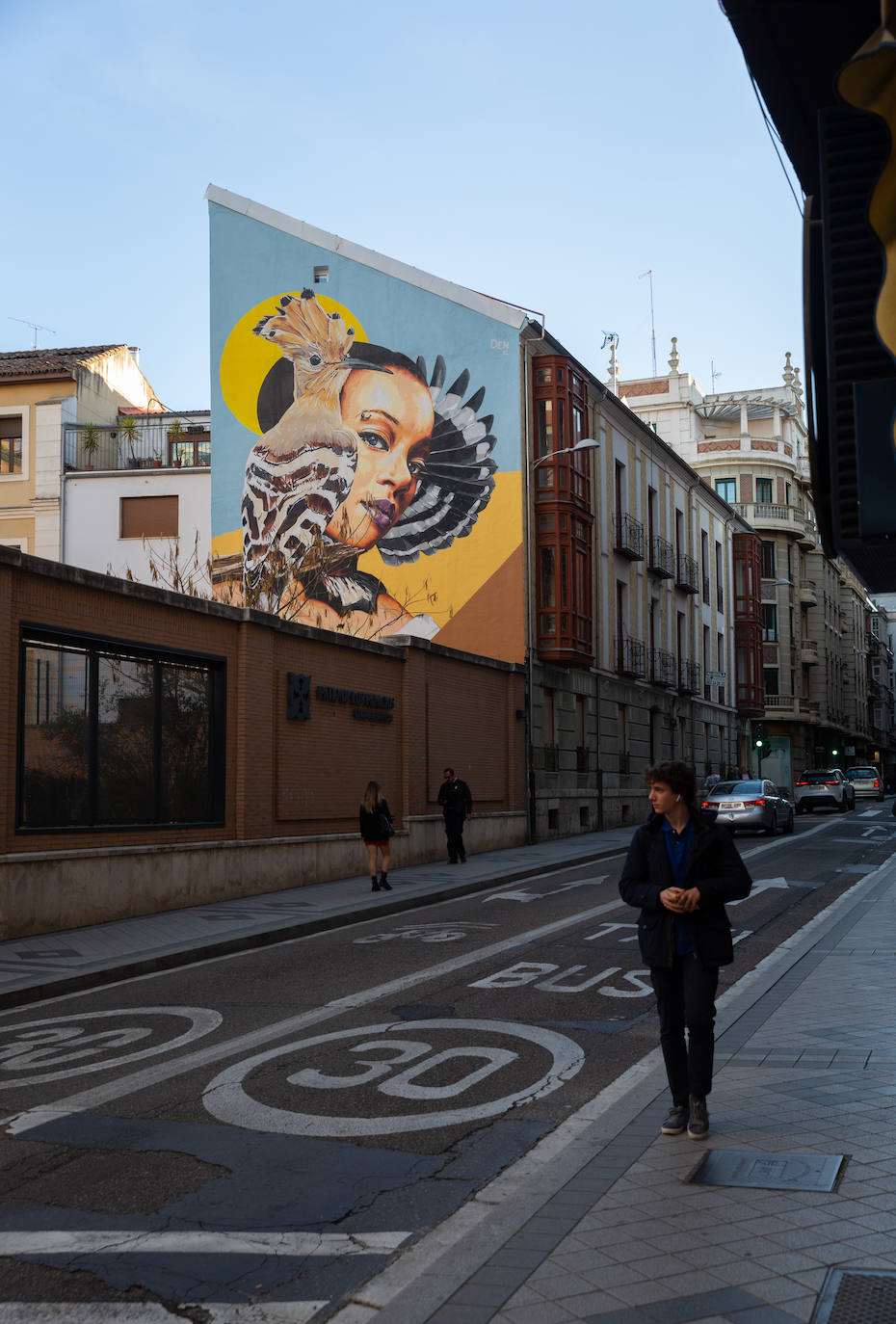 Se incorporó a la ruta de los murales hace más de dos años, en septiembre de 2021. Es uno de los grafitis más espectaculares de la ciudad y dibuja el rostro de mujer 'acompañada' de una abubilla, con su extremidad haciendo las veces de peineta.