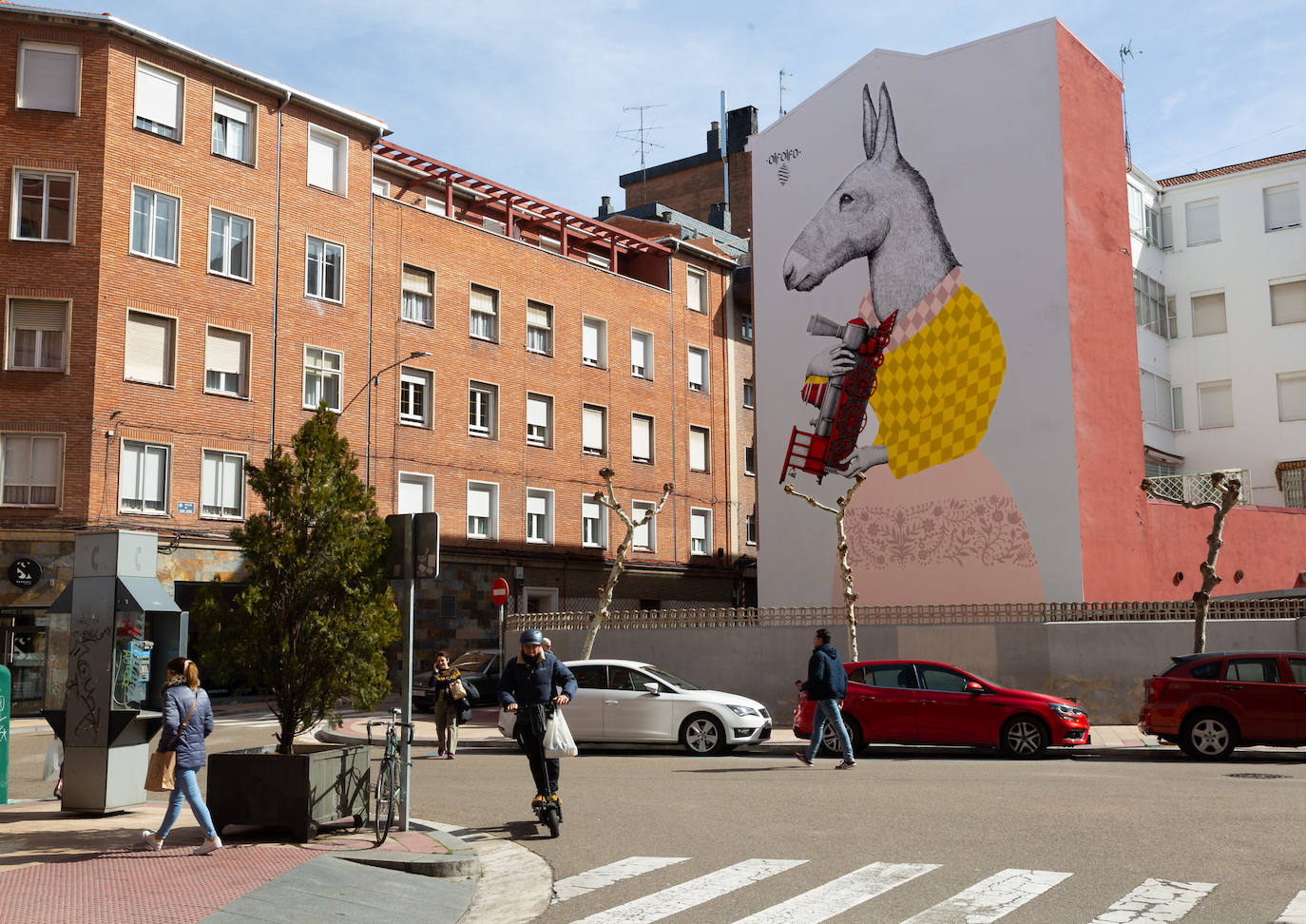 Ubicado en pleno centro de Valladolid, este grafiti es un homenaje al tren burra, que recorría la distancia entre la capital vallisoletana y Medina de Rioseco. Este ferrocarril también circuló por las provincias de Zamora, Palencia y León y, además del desplazamiento de viajeros, fue diseñado para transportar esencialmente cerales, riqueza natural de la comarca de Tierra de Campos.