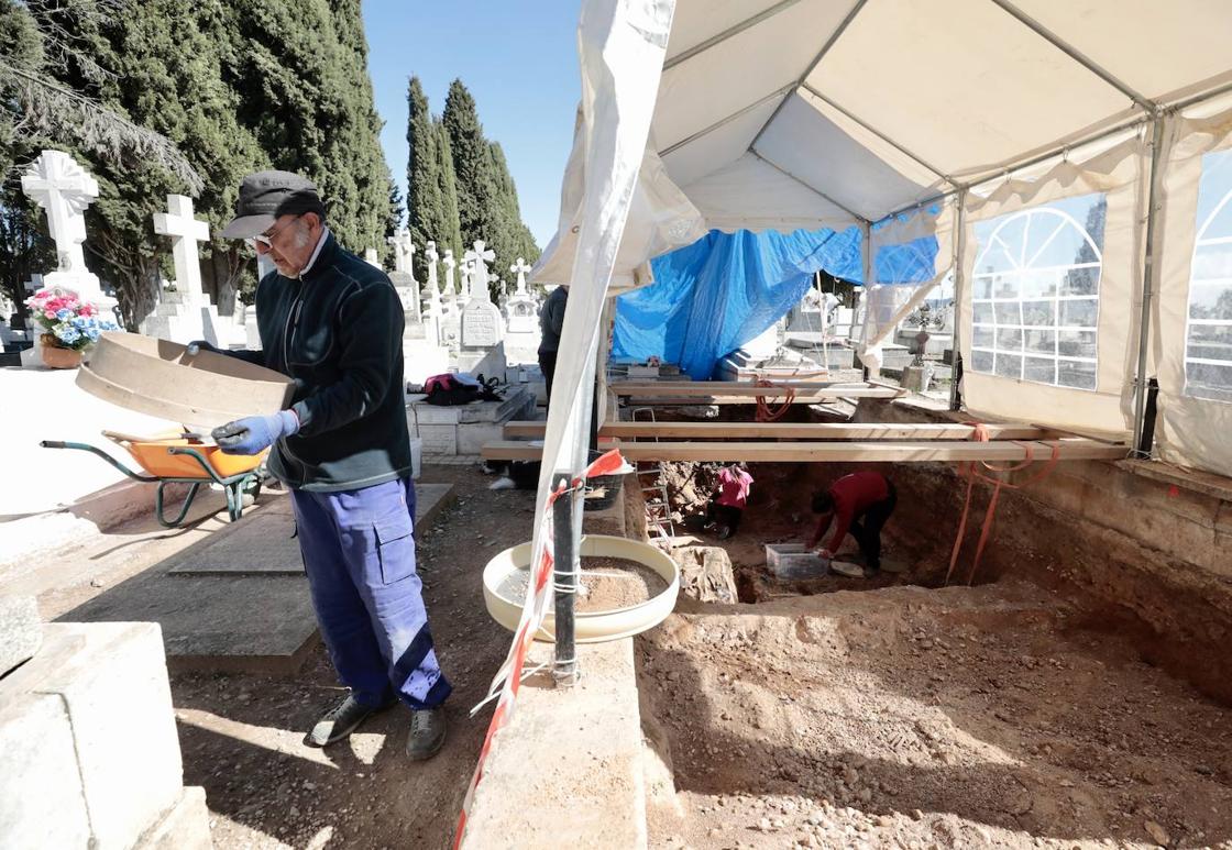 Así avanzan los trabajos en las fosas comunes del cementerio de El Carmen