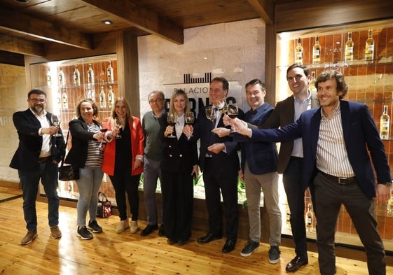 Carlos Vidal (Gerente de la Tienda de Palacio de Bornos), Raquel Pérez (concejal Ayto Rueda), Maria Dolores Mayo (alcaldesa de Rueda), Fernando Zaratiegui (Director General del Grupo Bornos Bodegas & Viñedos), Maria José González (directora de general de la Industria y la Cadena Agroalimentarias), Julio Hierro (director Multimedios España), Carlos Yllera (presidente Consejo Regulador D.O.Rueda), Guzmán Alonso (alcalde de Medina) y Juan Luis García (director comercial y markéting)