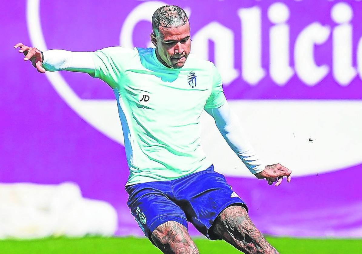 Kenedy, con nuevo look, golpea el balón durante el entrenamiento del Real Valladolid.