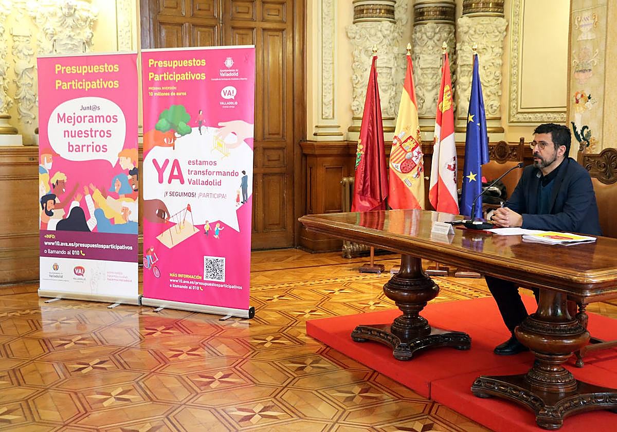 El concejal Alberto Bustos, en la rueda de prensa de presentación de los presupuestos participativos.