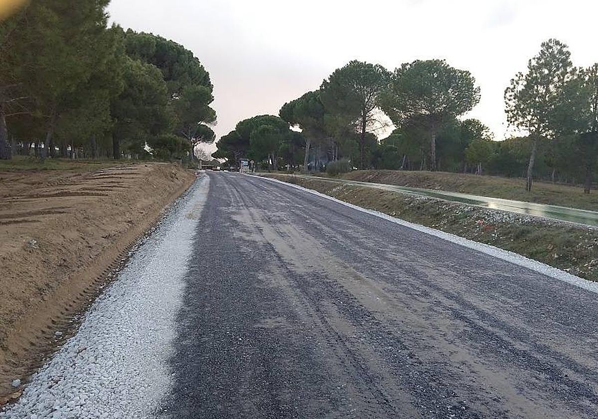 Estado en el que ha quedado el camino de Sacedón tras el asfaltado.